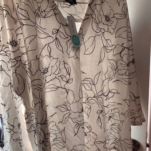 Floral Black and White Blouse - Picture 2 of 4